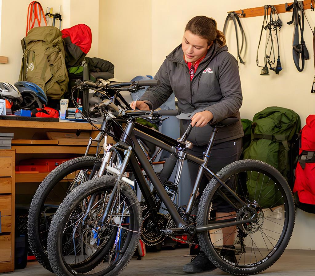 Personal revisando una bicicleta y material de acampada antes de una entrega en Guadalajara